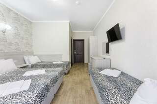 Отель White Hotel  Витязево 4-местная комната комфорт без балкона-1